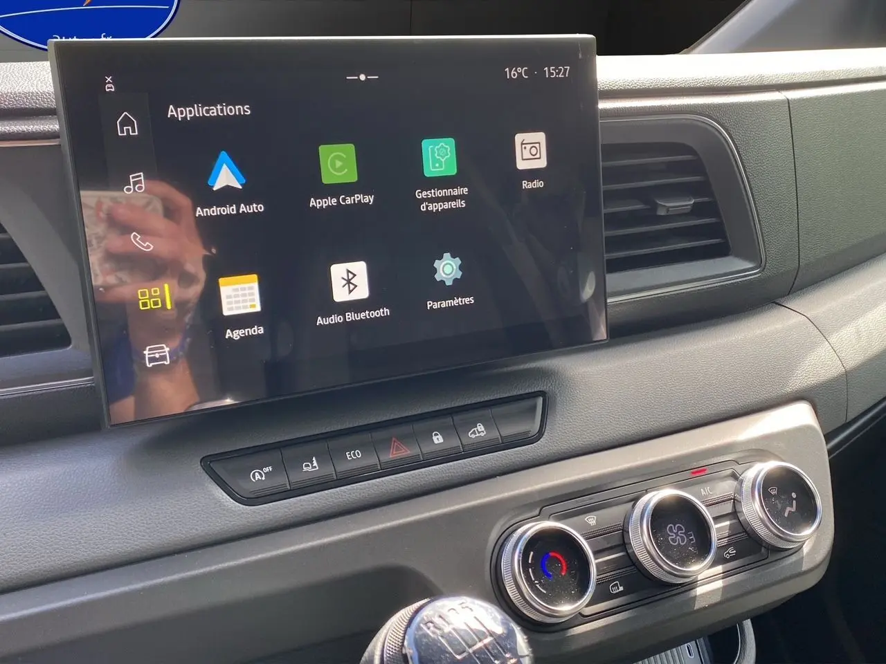 Écran tactile multimédia 10'' et commandes de climatisation du tableau de bord du Renault Master blanc 2025.