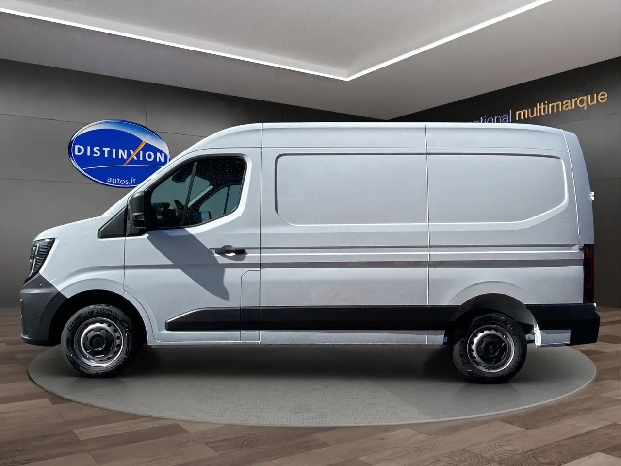 Profil côté gauche du Renault Master blanc 2025, fourgon utilitaire avec jantes tôlées et portes arrière tôlées.