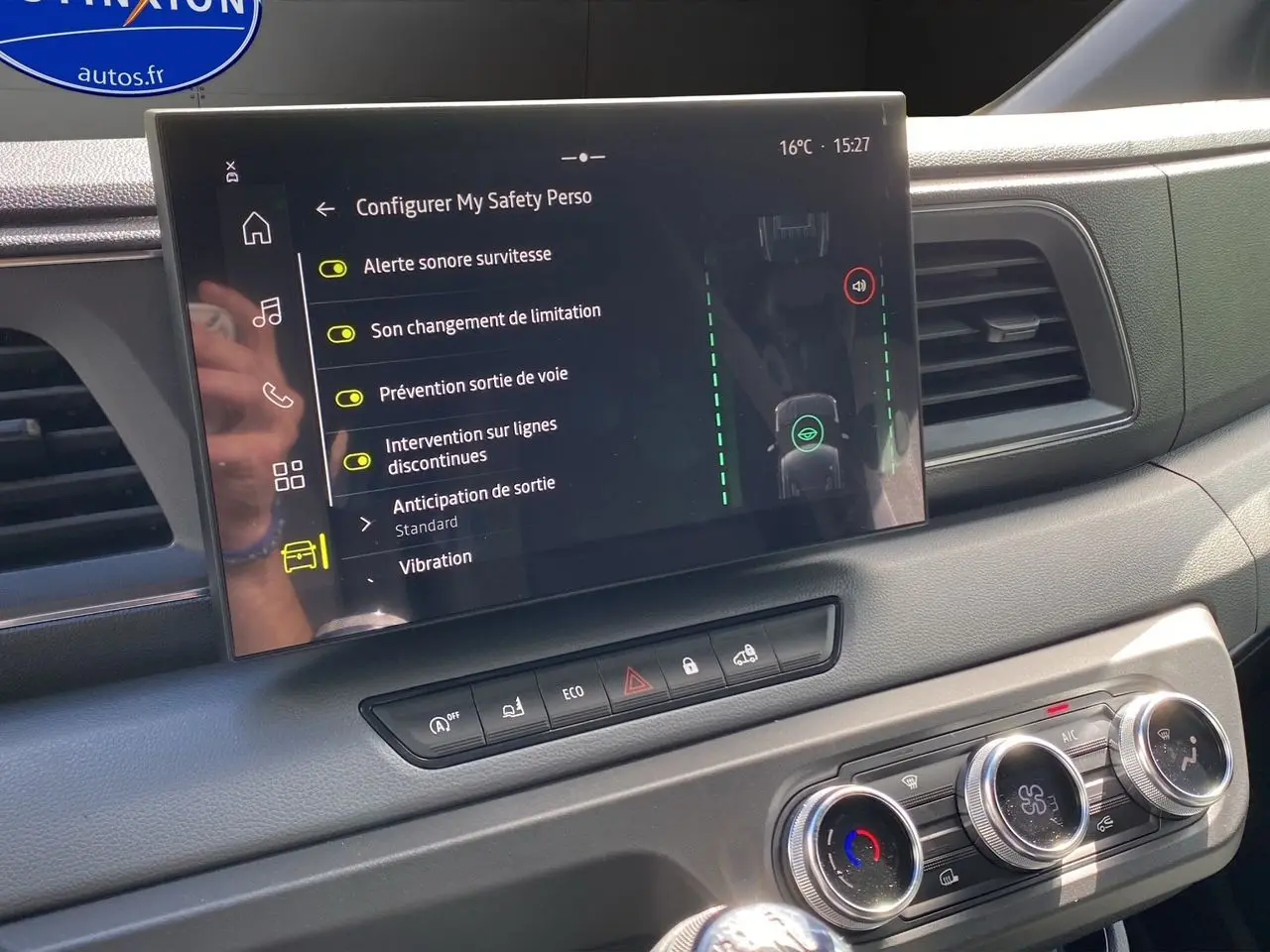 Vue rapprochée de la planche de bord du Renault Master blanc, avec écran tactile affichant les réglages de sécurité.