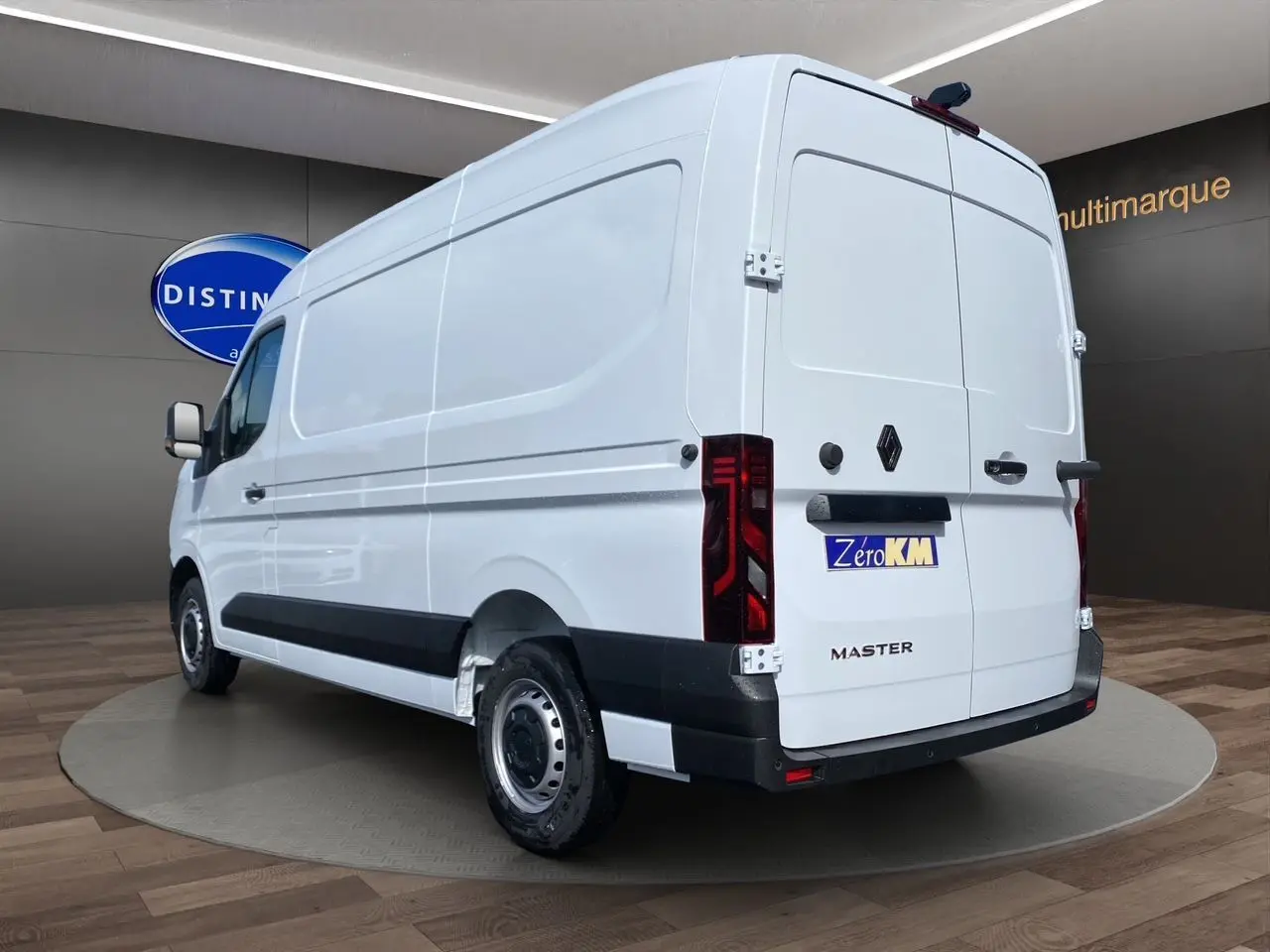 Vue 3/4 arrière droite du Renault Master blanc avec portes arrière tôlées et jantes tôlées 16 pouces.