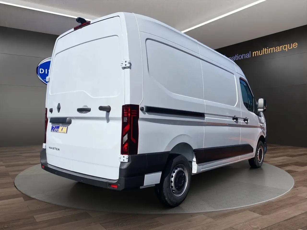 Vue 3/4 arrière droite d’un utilitaire Renault Master blanc avec portes arrière tôlées et jantes tôlées 16 pouces.