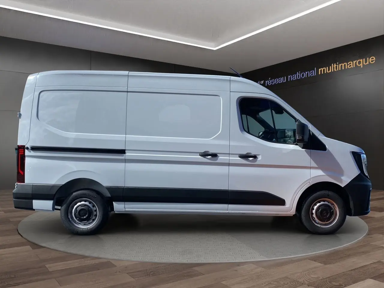 Vue latérale droite d'un Renault Master blanc 2025 avec portes arrière tôlées et jantes tôlées 16 pouces.