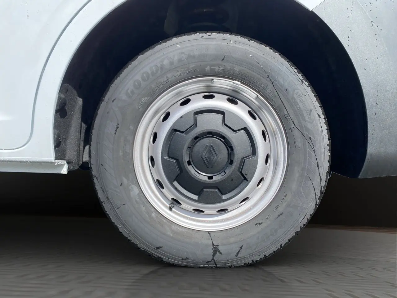 Gros plan sur la roue avant droite blanche du Renault Master avec jante tôlée 16'' et enjoliveur noir grainé.