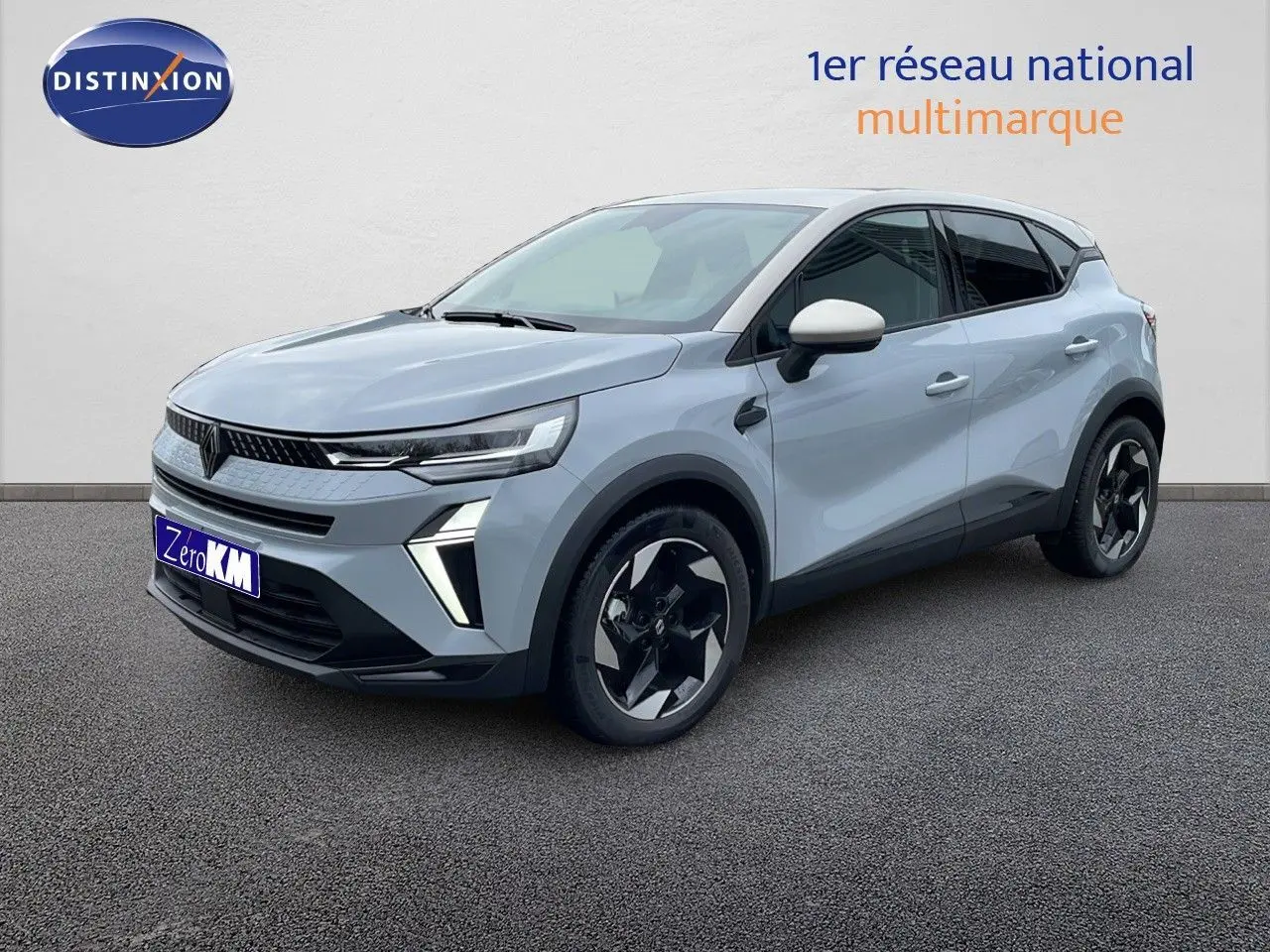 Vue 3/4 avant d'un Renault Captur E-Tech gris rafale avec toit beige et jantes noires au design moderne.
