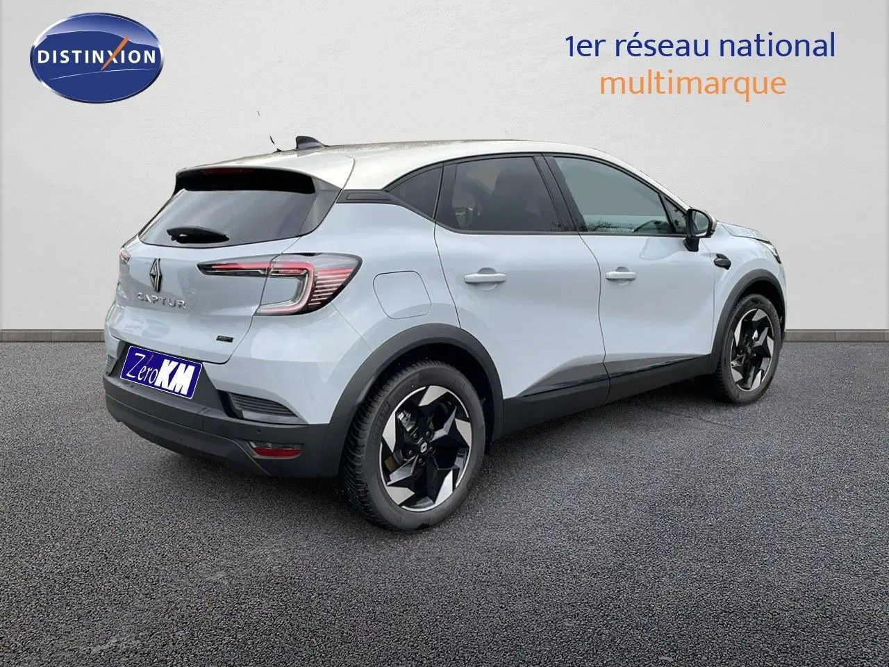 Vue 3/4 arrière droit du Renault Captur E-Tech gris Rafale avec toit beige, roues noires et feux LED distinctifs.