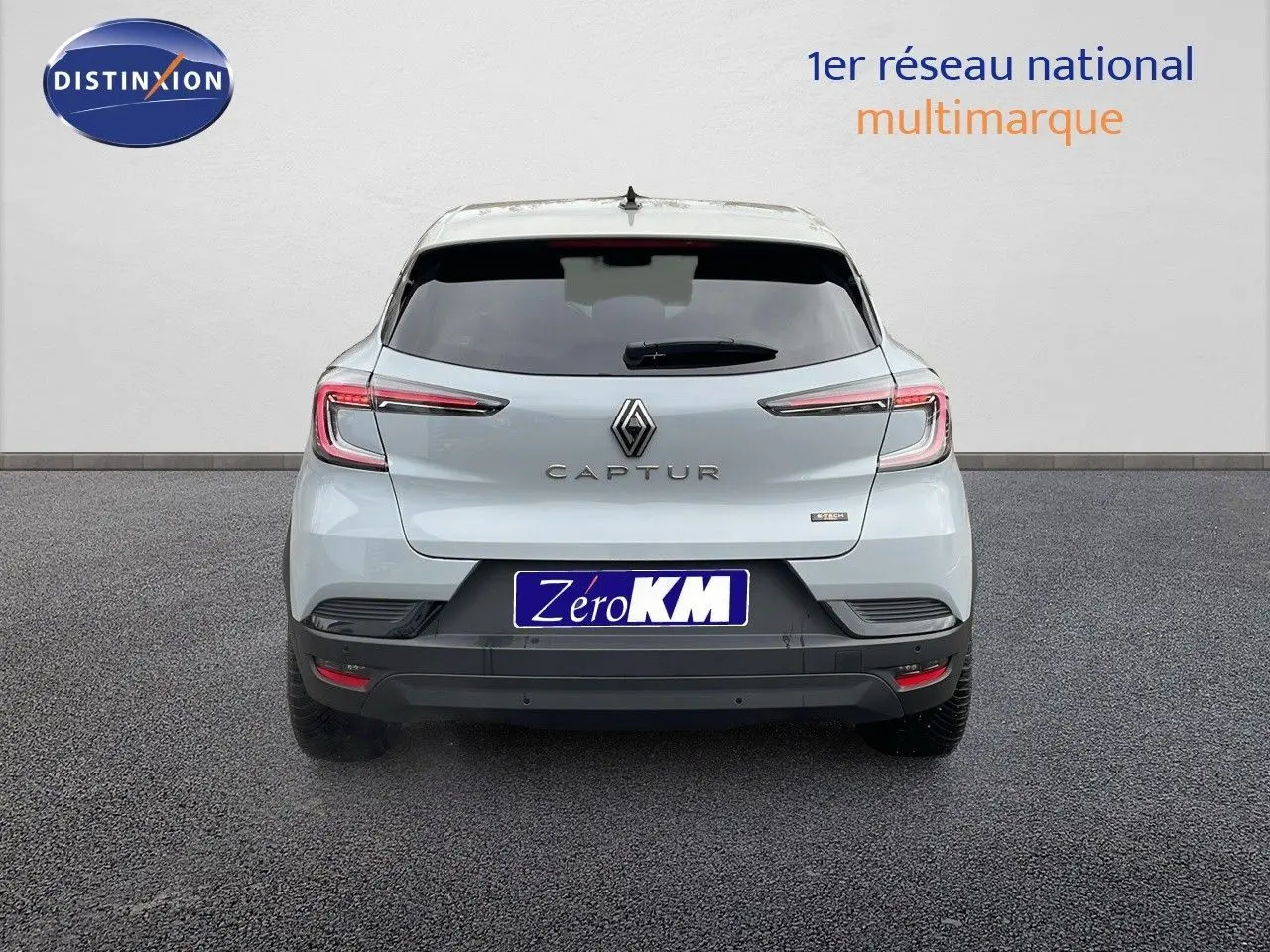 Vue arrière du Renault Captur E-Tech hybride gris Rafale avec toit beige, mettant en valeur ses feux LED distinctifs.