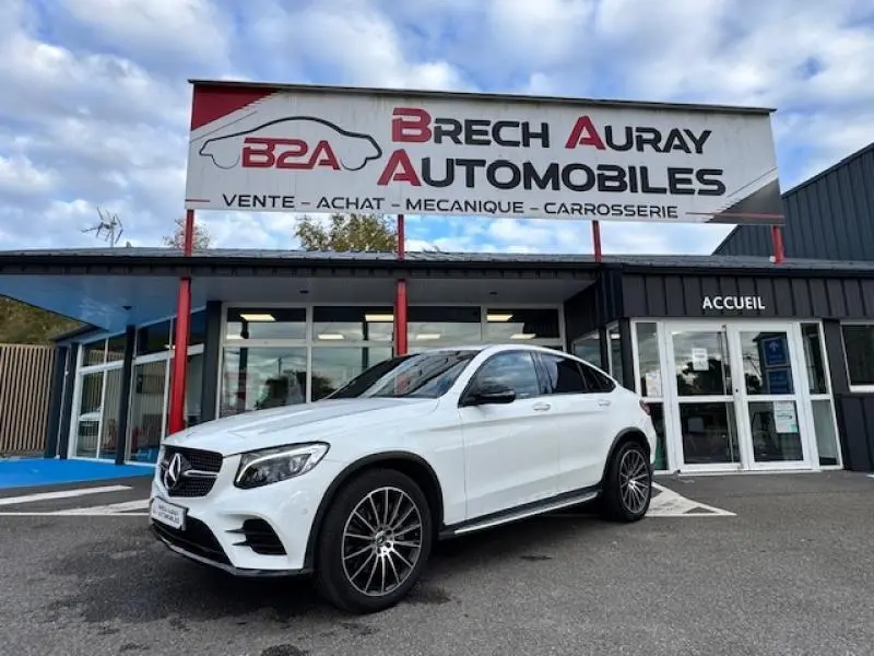 Mercedes GLC Coupé blanc polaire vu en 3/4 avant droit devant un garage Brech Auray Automobiles