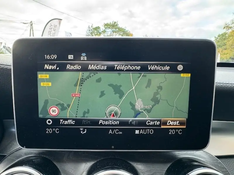 Écran central du système de navigation du Mercedes GLC Coupé blanc polaire, affichant une carte routière.