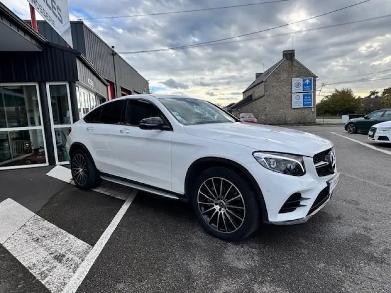Mercedes GLC Coupé blanc polaire vu en 3/4 avant droit, avec jantes alliage et vitres arrière teintées.