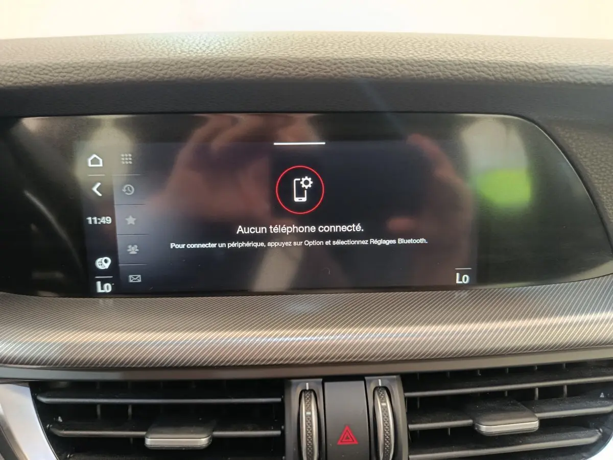 Écran tactile central du tableau de bord de l'Alfa Romeo Stelvio gris foncé, affichant la connexion Bluetooth inactive.