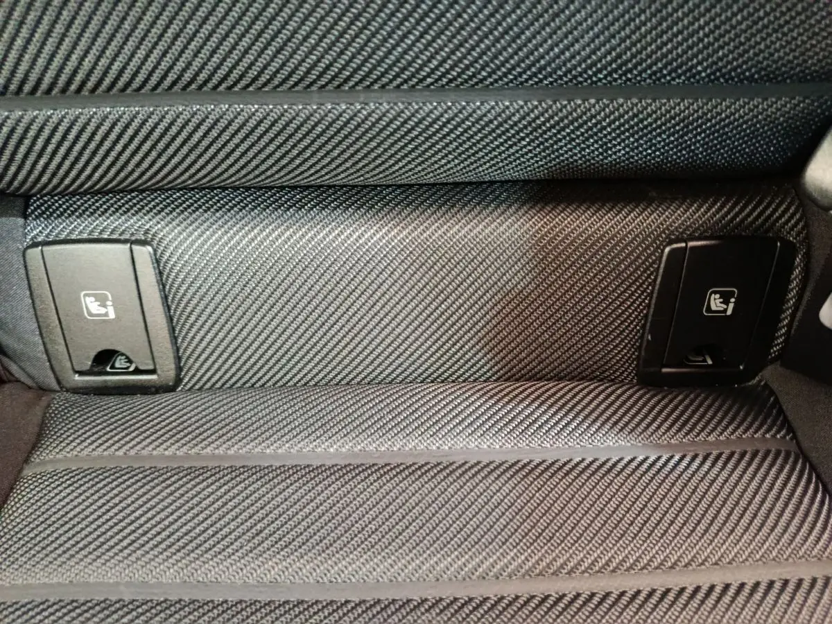 Gros plan sur les fixations Isofix arrière en tissu gris foncé de l'Alfa Romeo Stelvio 2024.
