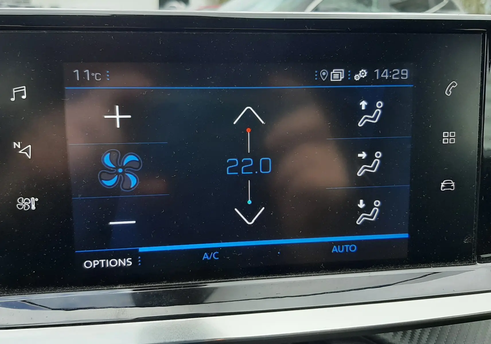 Écran tactile de la climatisation affichant 22°C dans un Peugeot 2008 gris Artense, vue intérieure centrale.
