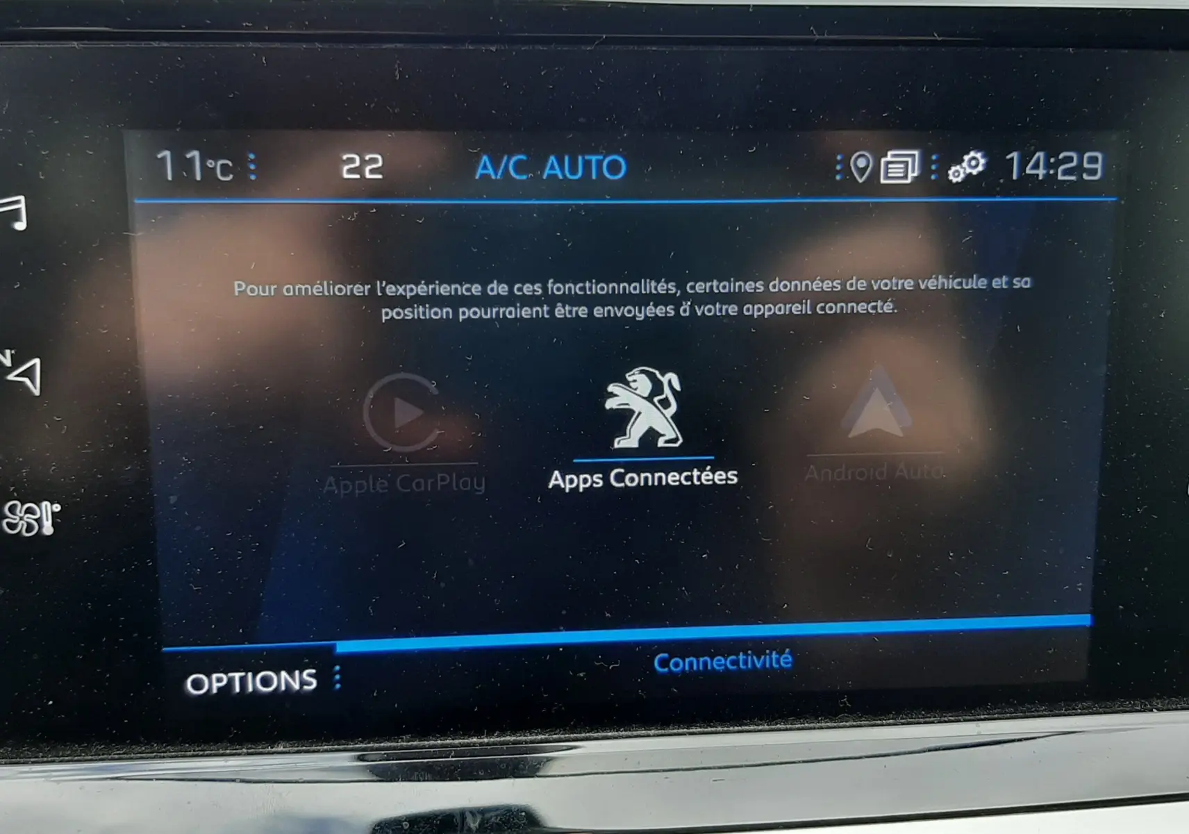 Écran tactile central du Peugeot 2008 2020 montrant le menu des apps connectées avec interface en français.