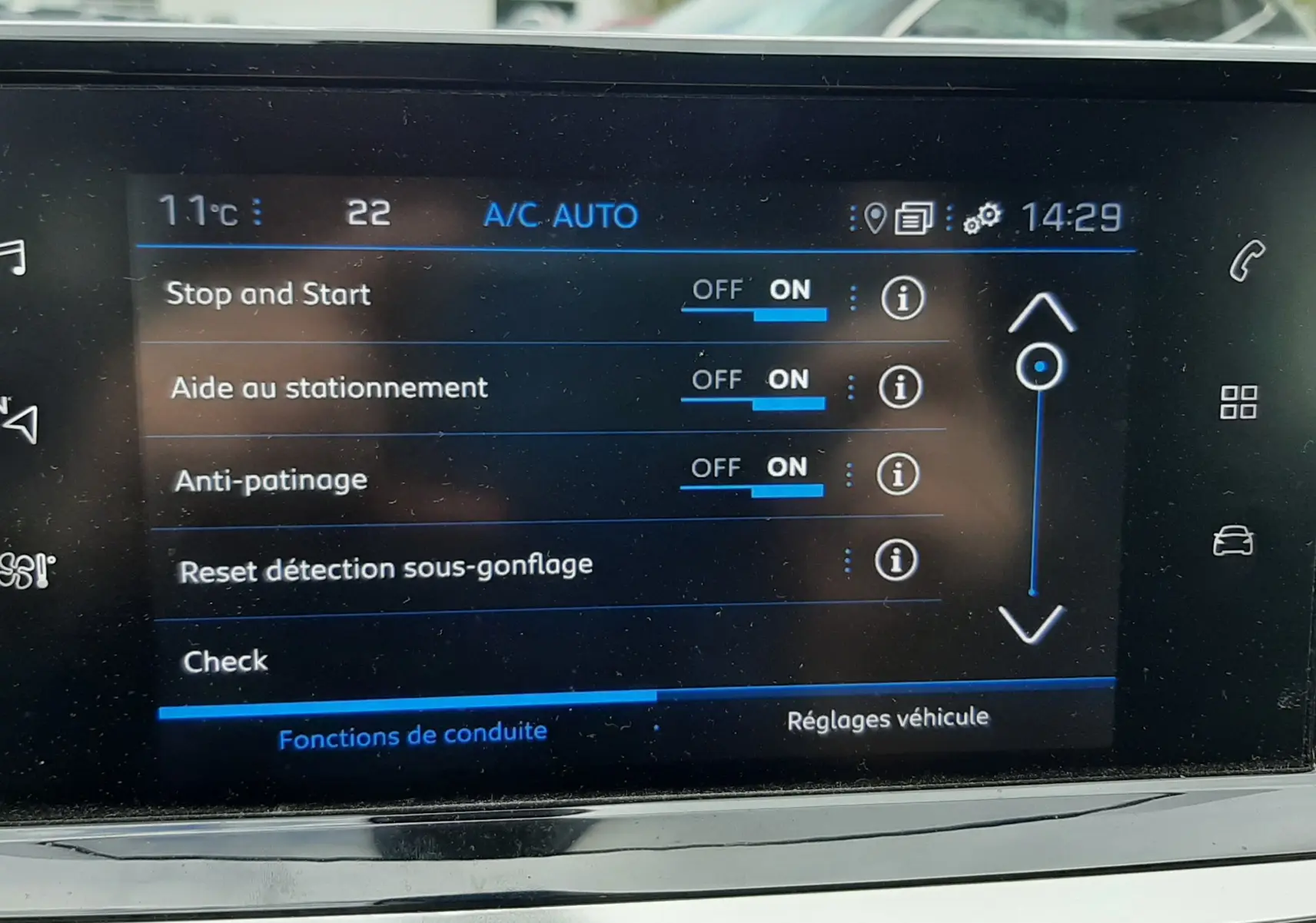 Écran tactile intérieur du Peugeot 2008 2020 affichant les réglages d’aide à la conduite avec interface moderne et fond noir.