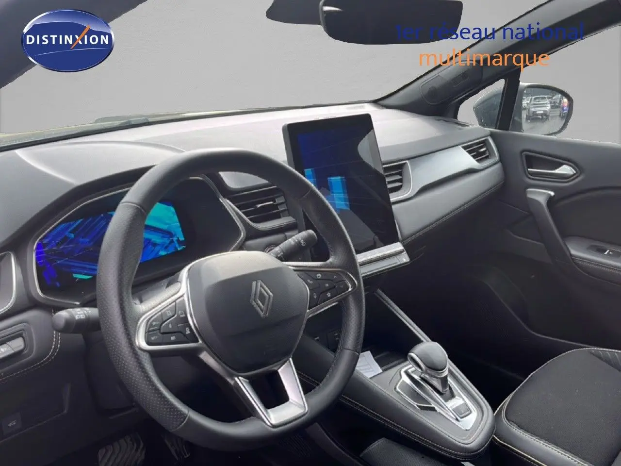 Vue intérieure côté conducteur de la Renault Symbioz 2025, tableau de bord noir avec écran tactile vertical et volant multifonction.