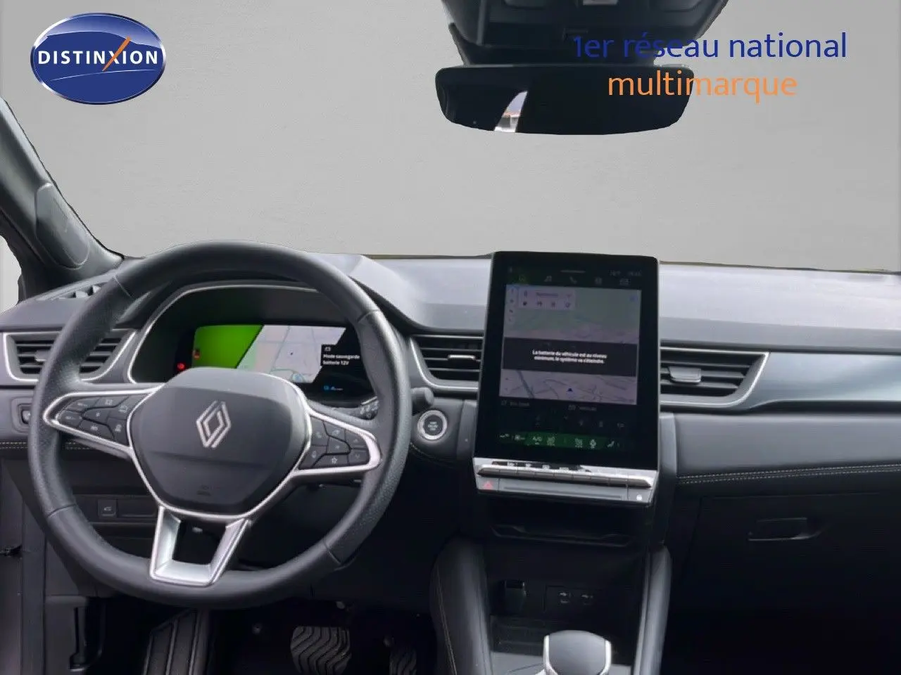 Vue intérieure du tableau de bord du Renault Symbioz gris cassiopée, avec volant multifonction et écran tactile central vertical.