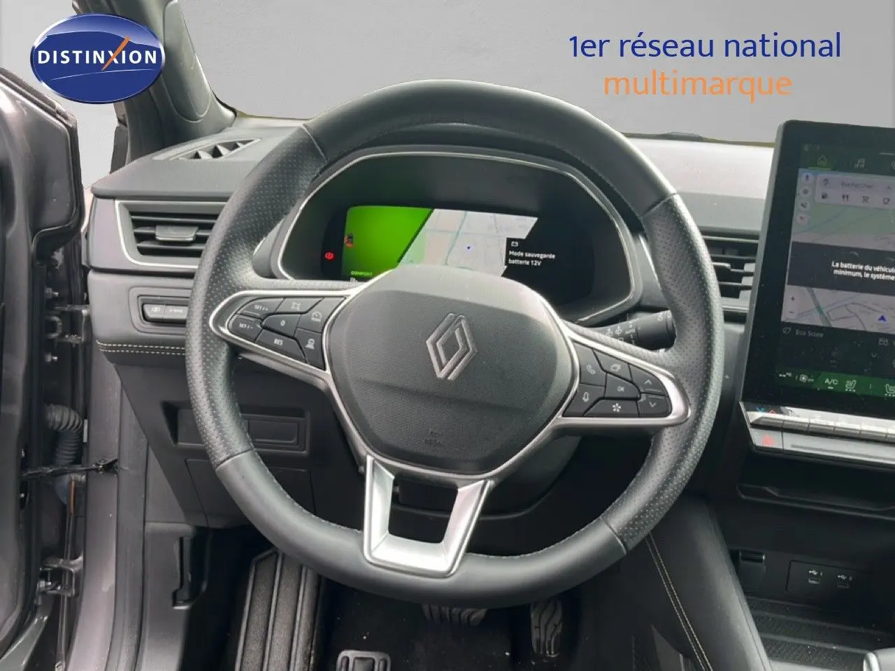 Vue intérieure centrée sur le volant noir du Renault Symbioz 2025 avec tableau de bord numérique et écran tactile.