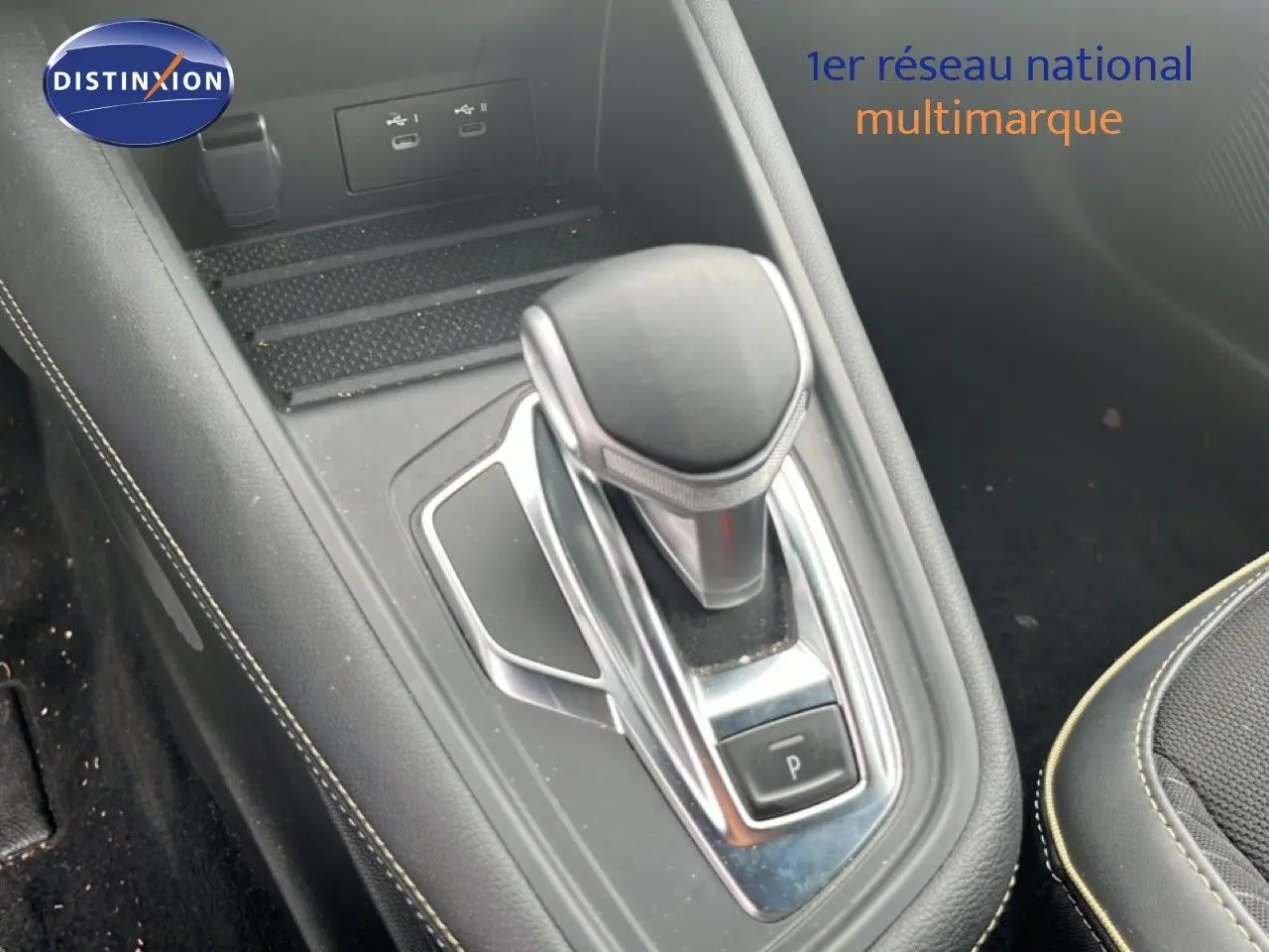 Gros plan sur la console centrale et levier de vitesses automatique d’une Renault Symbioz 2025, intérieur noir.