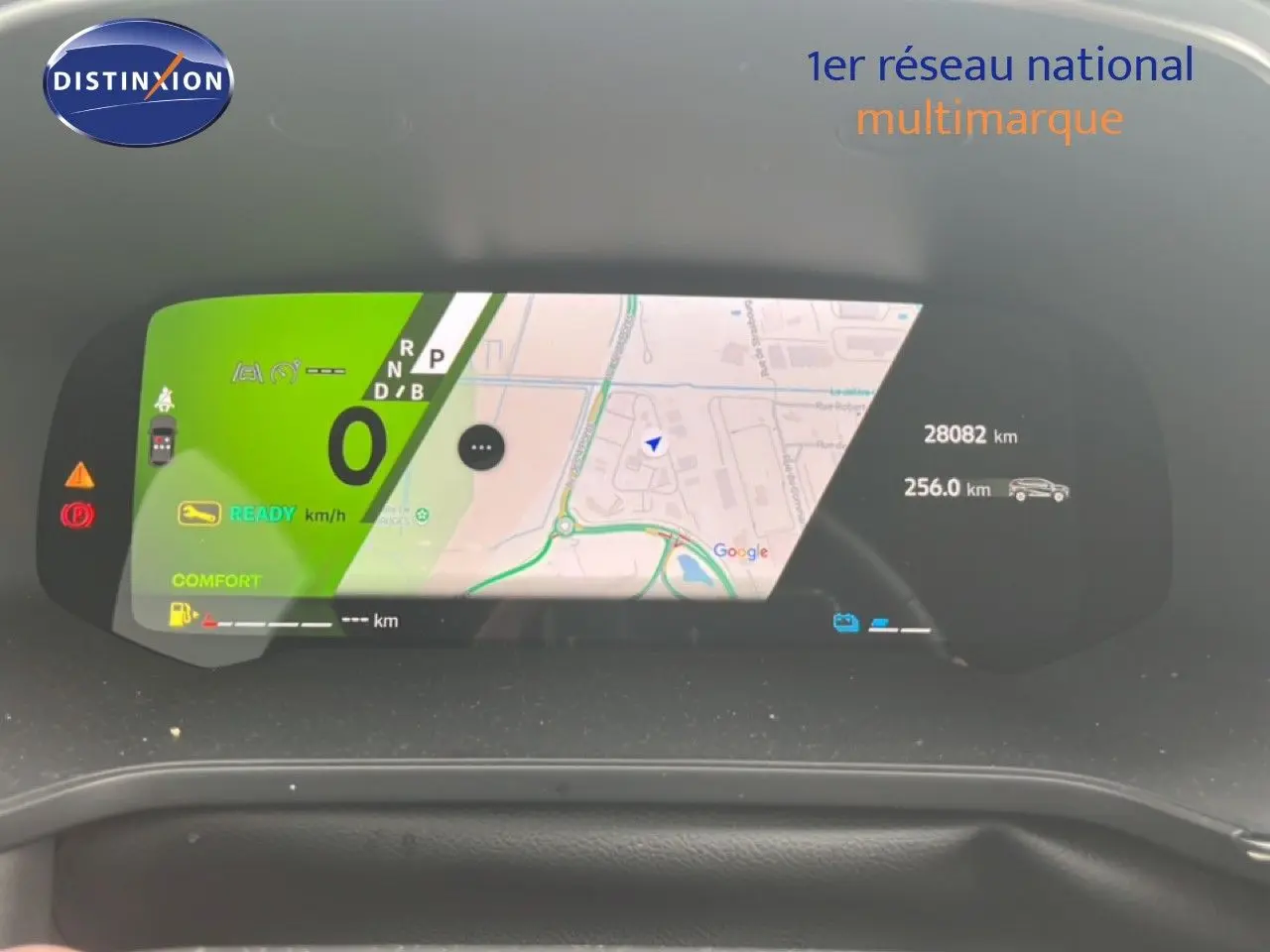 Tableau de bord numérique de Renault Symbioz 2025 affichant la navigation et l'état hybride en vue frontale.