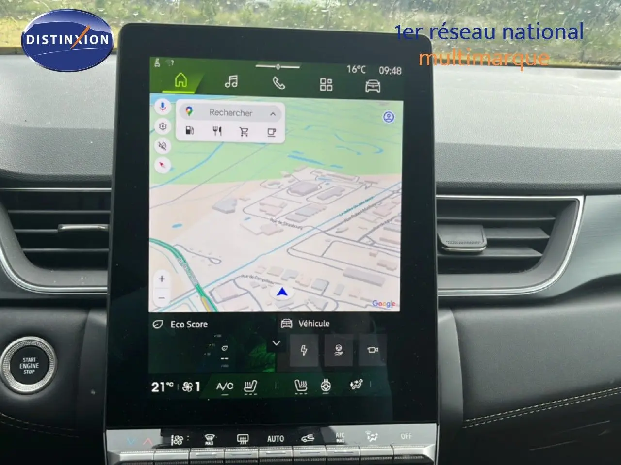 Intérieur du Renault Symbioz 2025 en gris cassiopée, vue sur l’écran tactile central avec navigation et commandes climatisation.