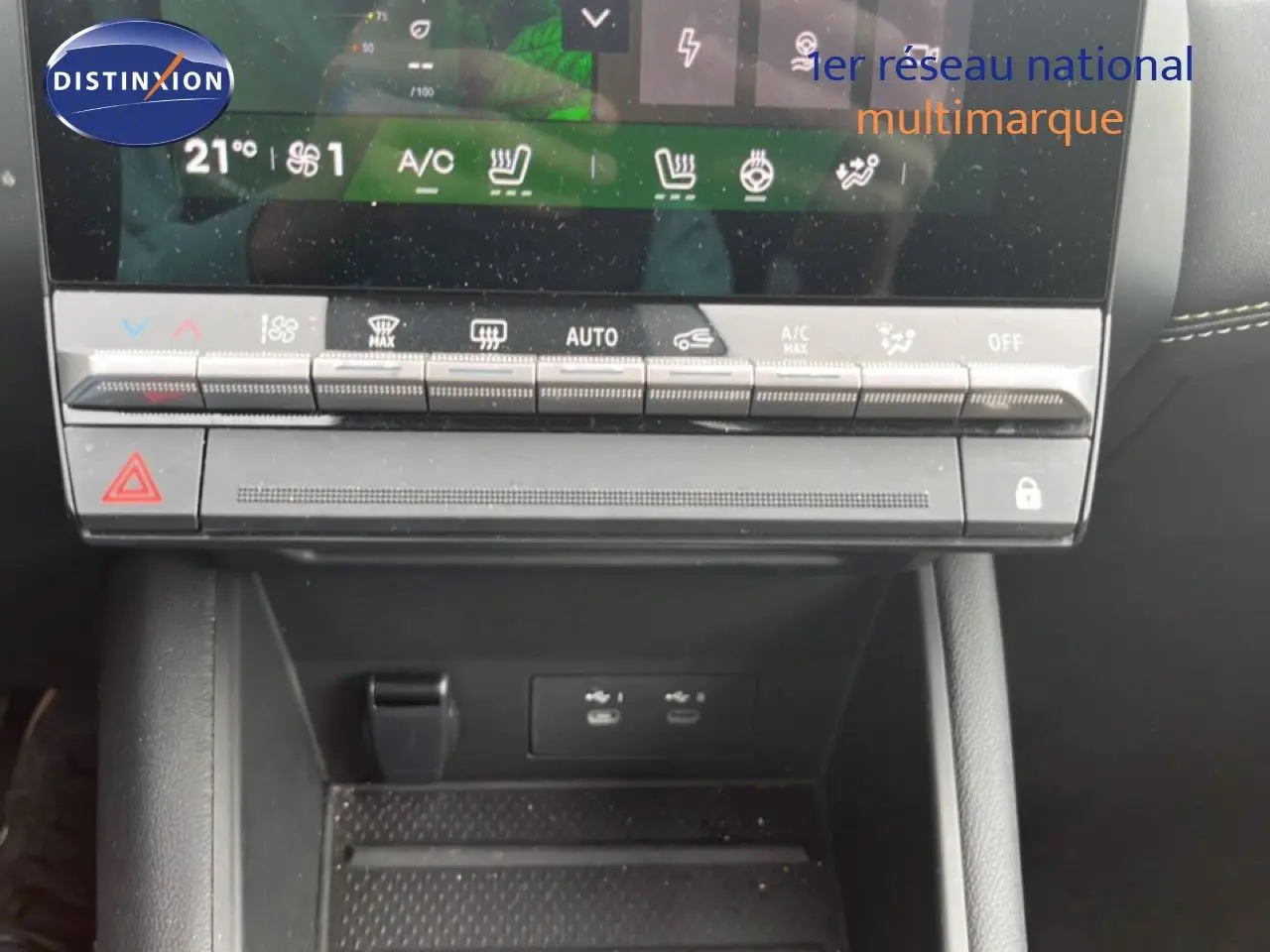 Vue rapprochée de la console centrale du Renault Symbioz 2025, montrant les commandes climatisation et ports USB.