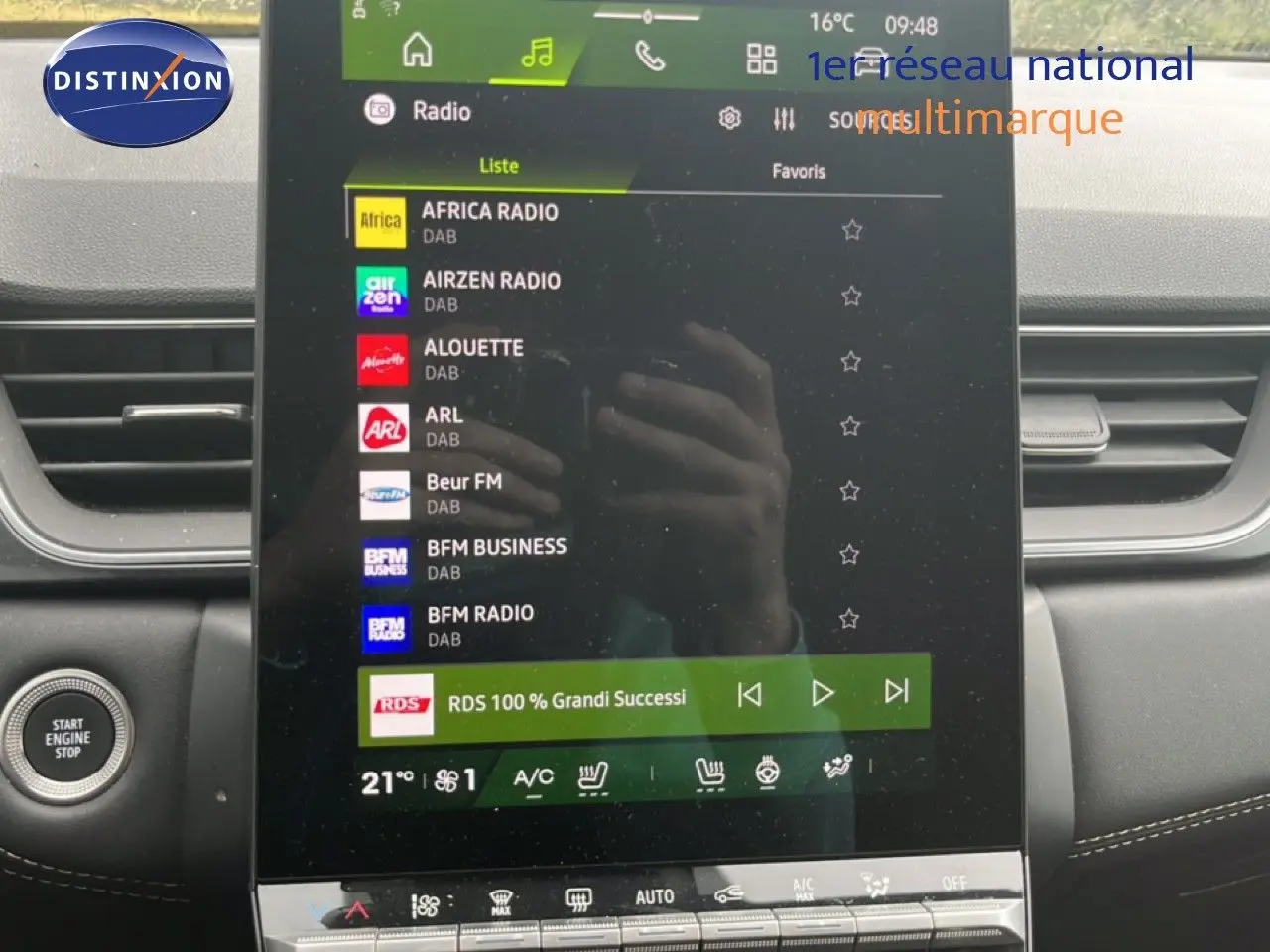 Intérieur de la Renault Symbioz 2025 gris cassiopée, vue sur l’écran tactile central et la console avec bouton Start Engine Stop.