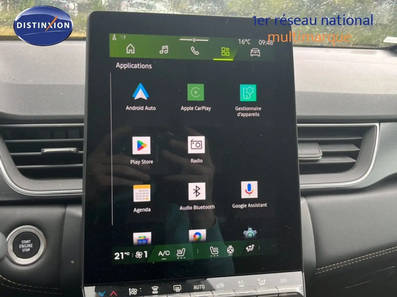 Vue rapprochée de l’écran tactile central du Renault Symbioz 2025 avec interface multimédia et commandes climatisation visibles.