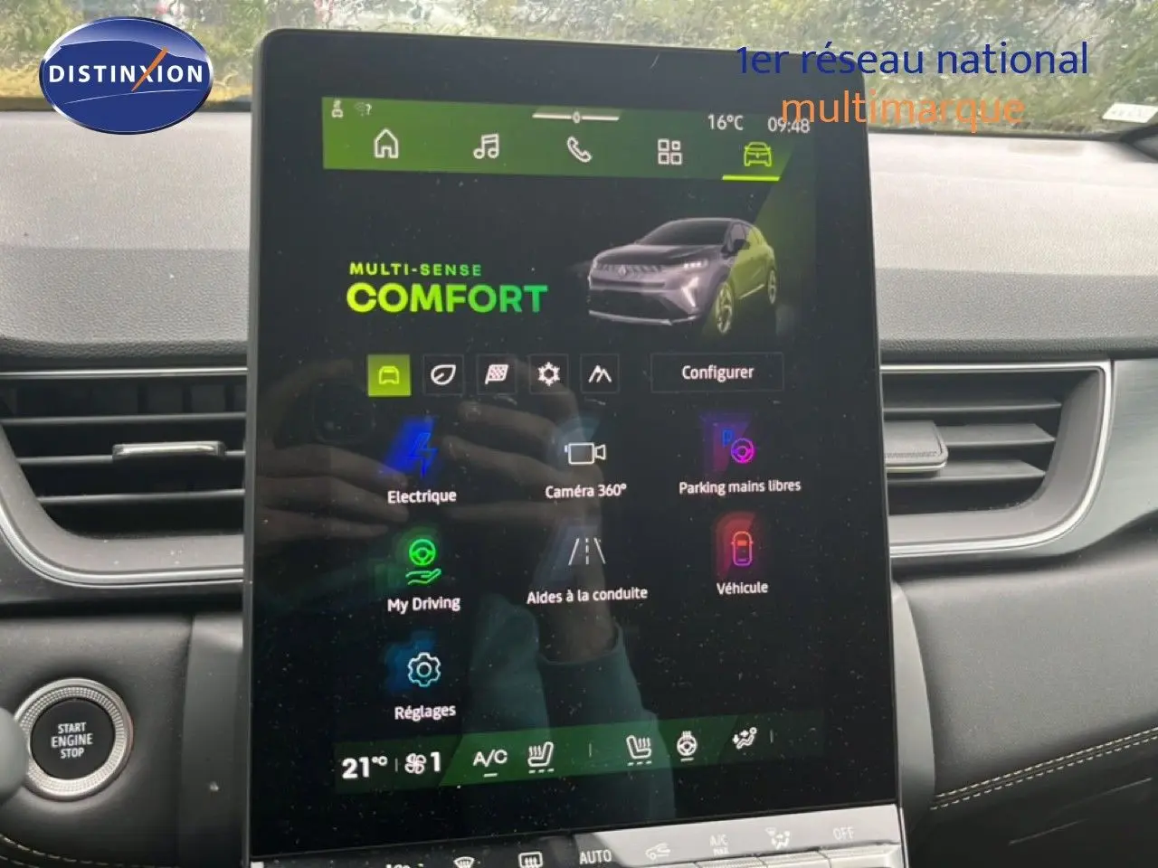 Vue intérieure centrée sur l'écran tactile du tableau de bord du Renault Symbioz gris cassiopée, affichant les options de conduite.