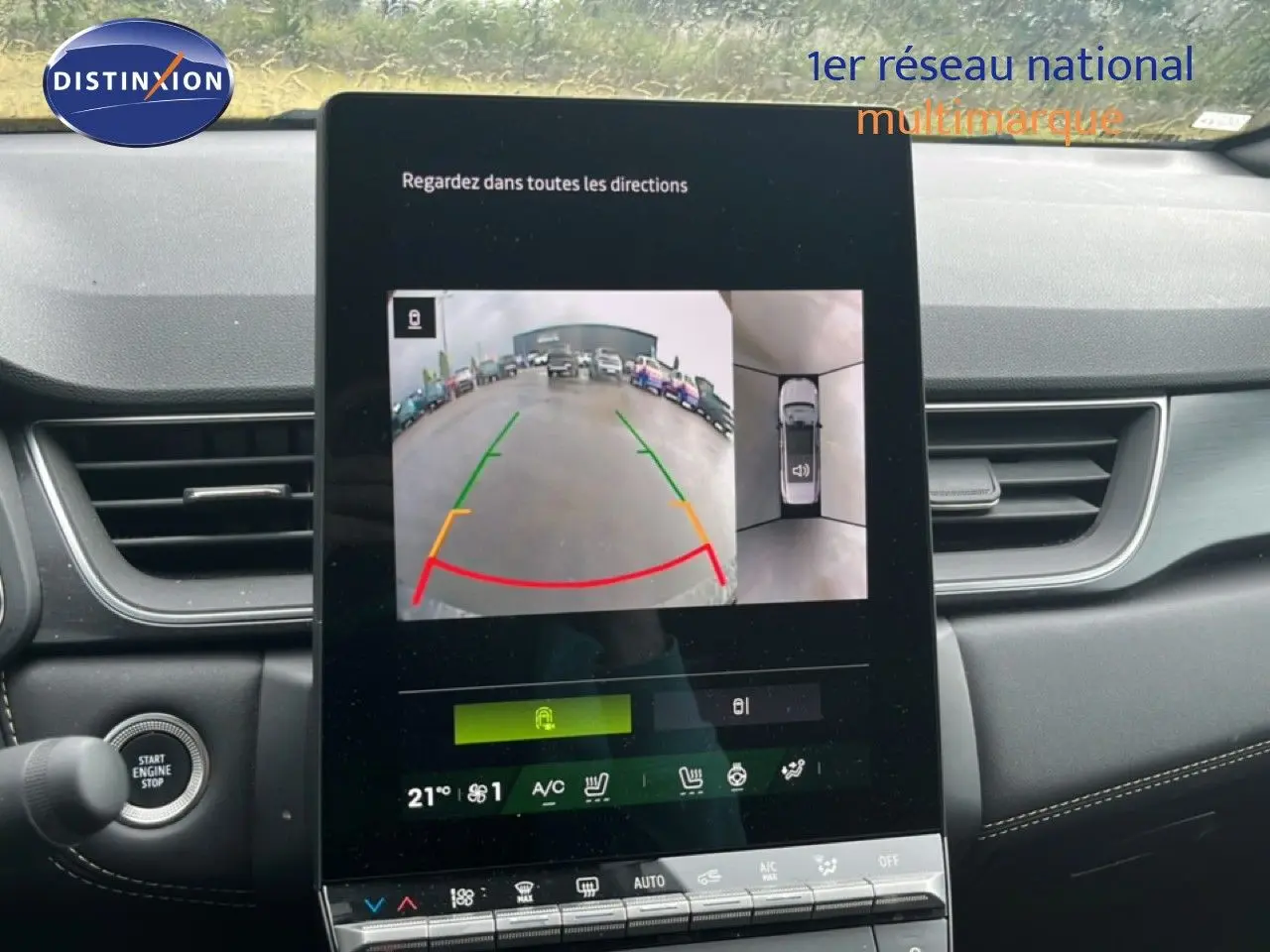 Écran central affichant la caméra de recul et vue à 360° dans l'habitacle gris du Renault Symbioz 2025.