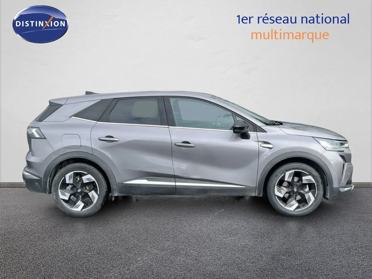 Vue de profil côté gauche du Renault Symbioz 2025 gris cassiopée métal avec jantes alliage et lignes modernes.