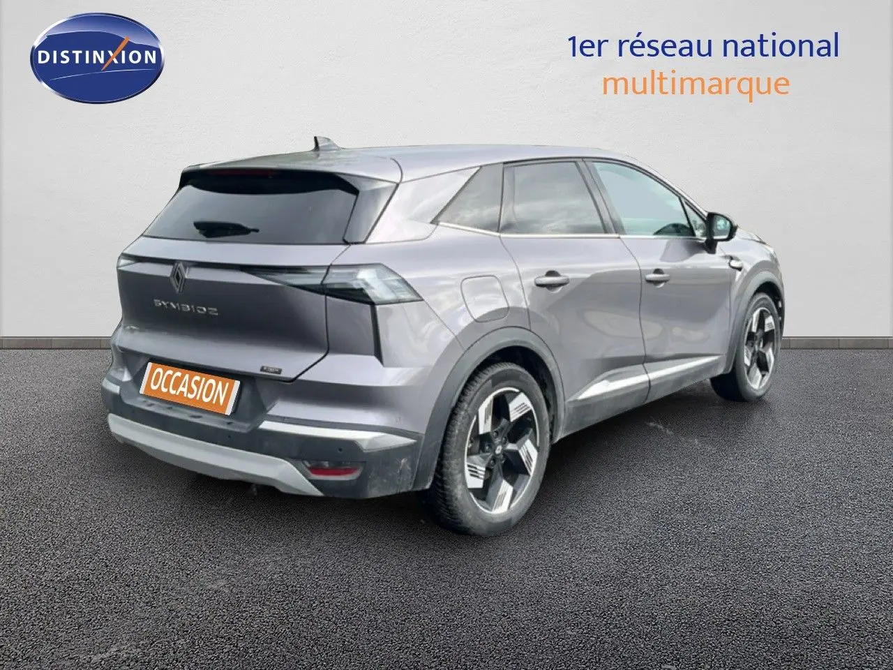 Vue 3/4 arrière droite d’un Renault SYMBIOZ gris cassiopée métallisé avec jantes bi-ton et feux arrière LED distinctifs.