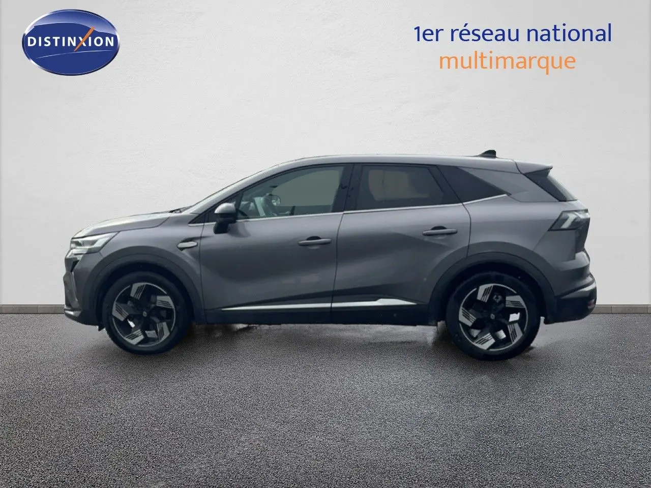 Vue latérale droite du Renault Symbioz gris cassiopée métal, SUV hybride avec jantes noires et détails modernes.