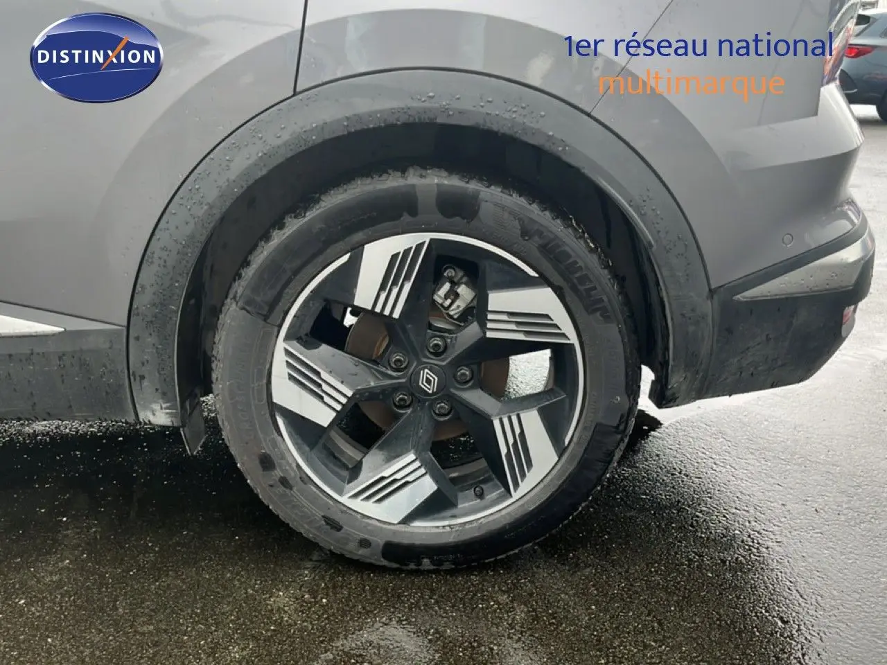 Gros plan sur la roue arrière droite du Renault Symbioz gris cassiopée métal avec jante alliage à motifs géométriques.