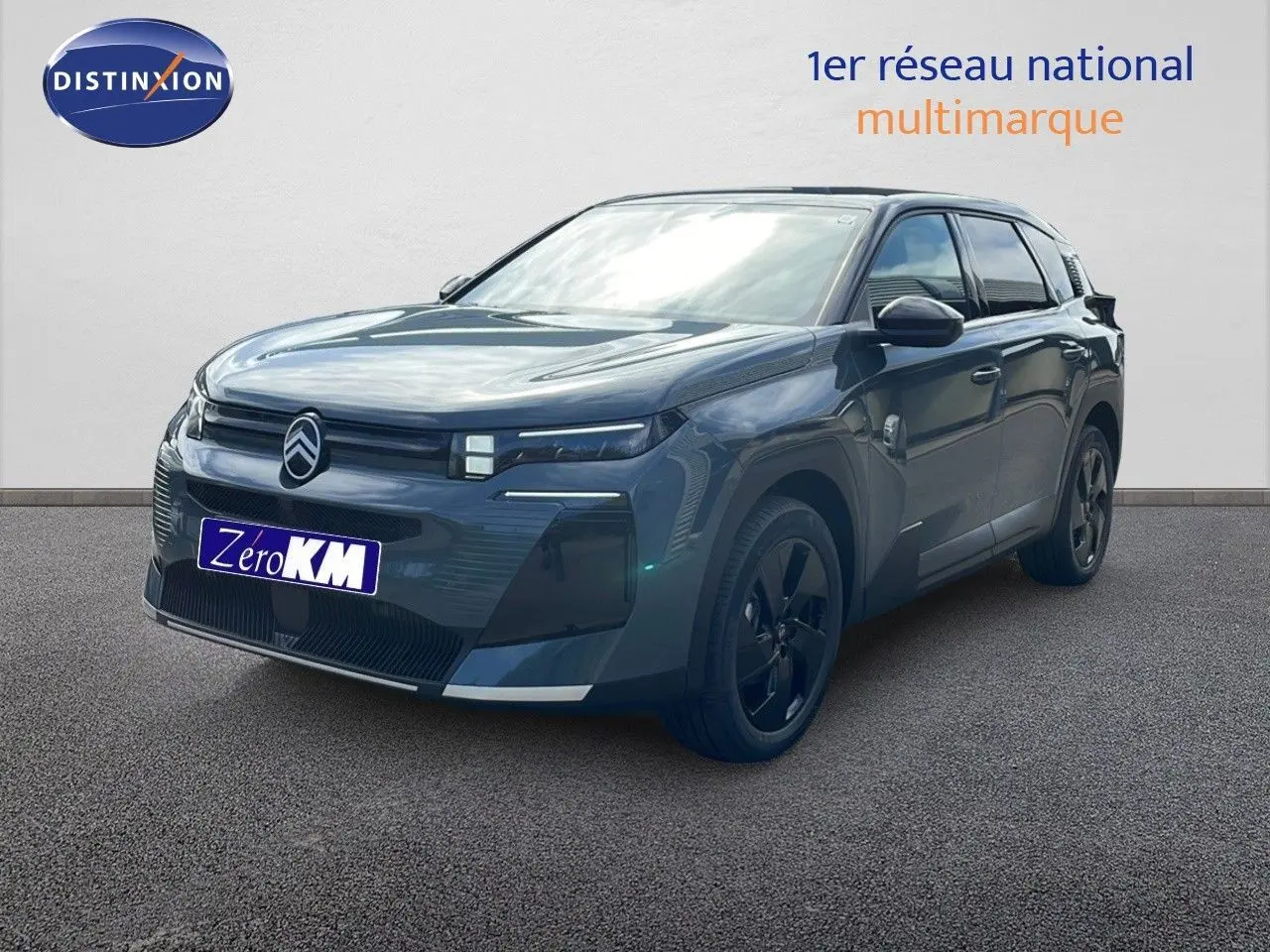 Vue 3/4 avant d'un Citroën C5 Aircross Hybrid 145ch vert Astoria métallisé avec jantes noires et calandre moderne.