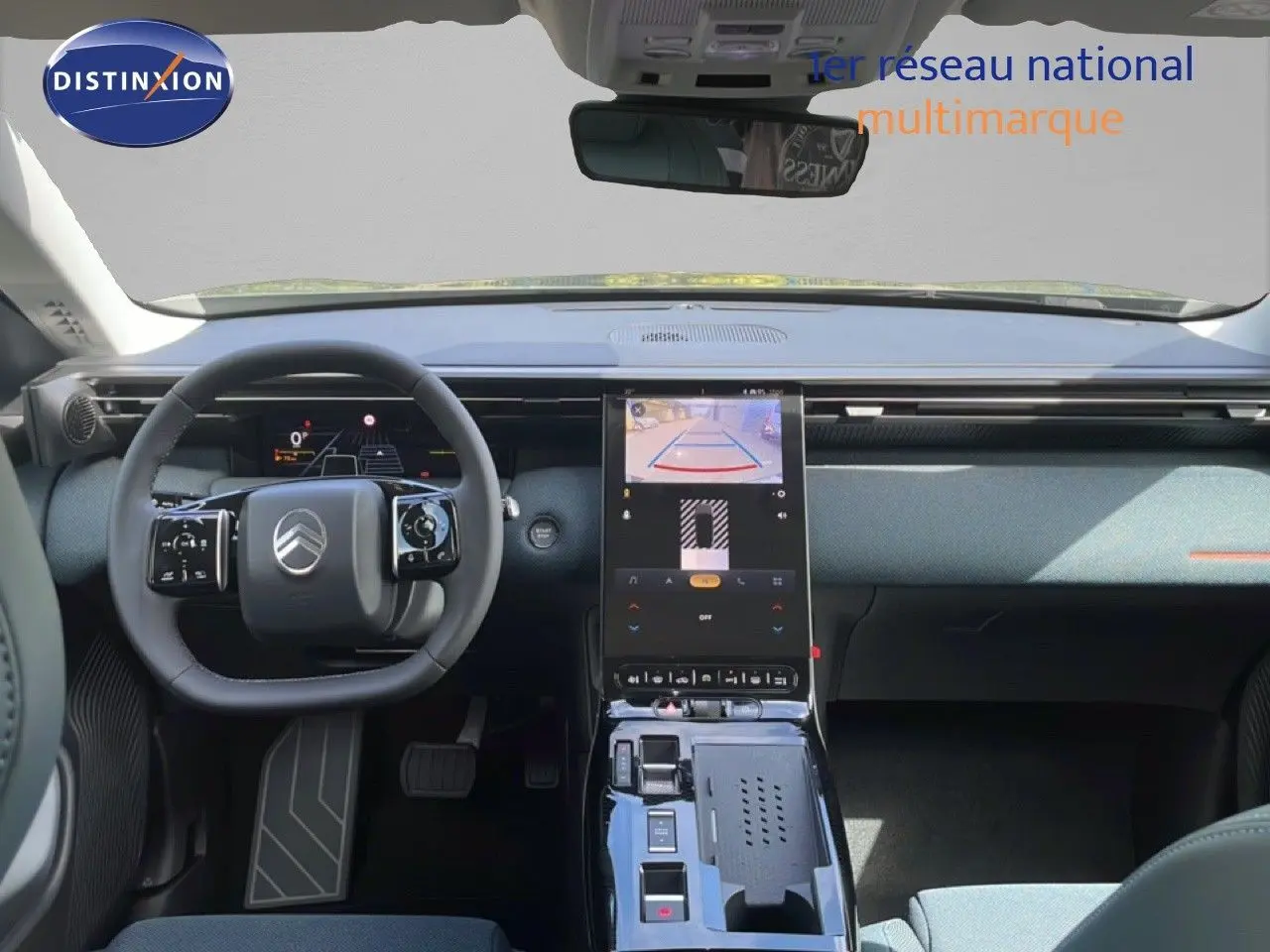 Vue intérieure avant du Citroën C5 Aircross Hybrid 145ch 2026, tableau de bord moderne avec écran central tactile et volant compact.