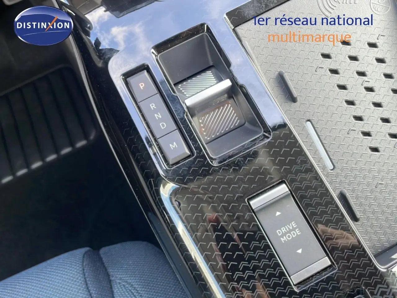 Gros plan sur la console centrale noire brillante du Citroën C5 Aircross Hybrid avec sélecteur de vitesse et bouton Drive Mode.