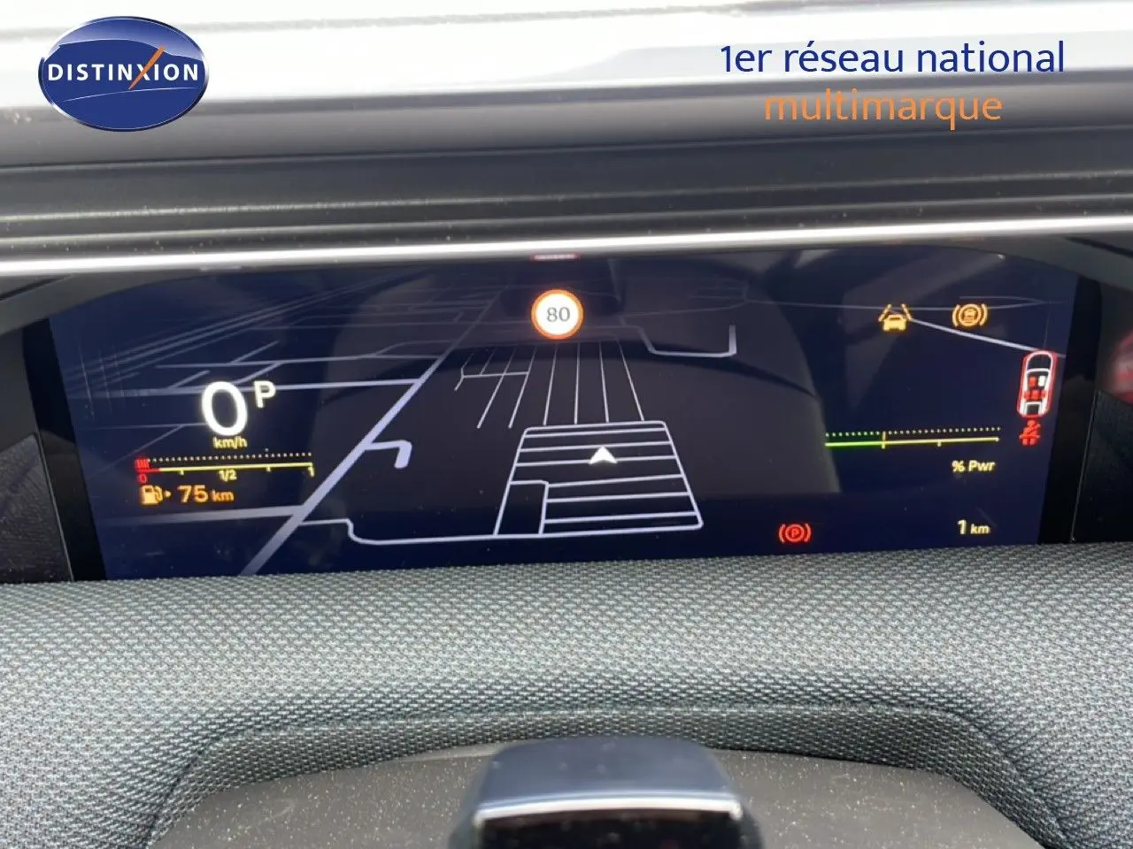Vue rapprochée du tableau de bord numérique du Citroën C5 Aircross Hybrid 2026, affichant la navigation et les informations de conduite.