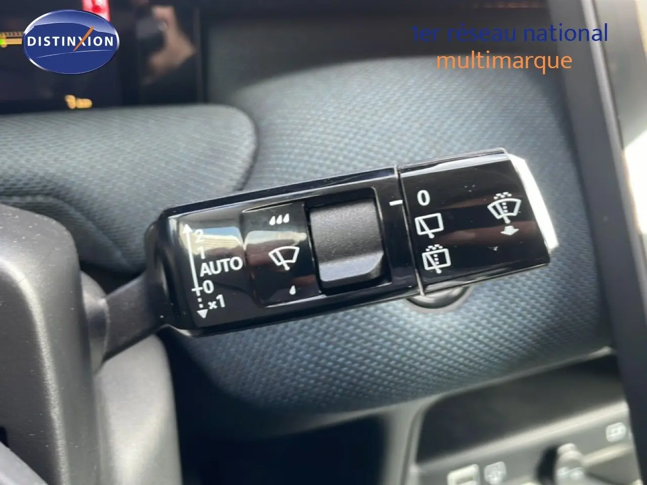 Gros plan sur la commande des essuie-glaces du Citroën C5 Aircross Hybrid 2026, intérieur tissu gris.
