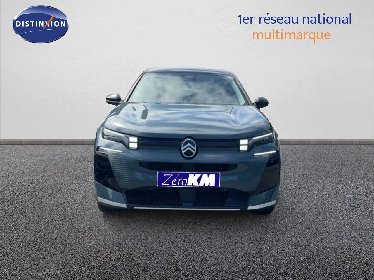 Vue avant d’un Citroën C5 Aircross Hybrid 145ch vert Astoria métallisé avec feux LED distinctifs allumés.