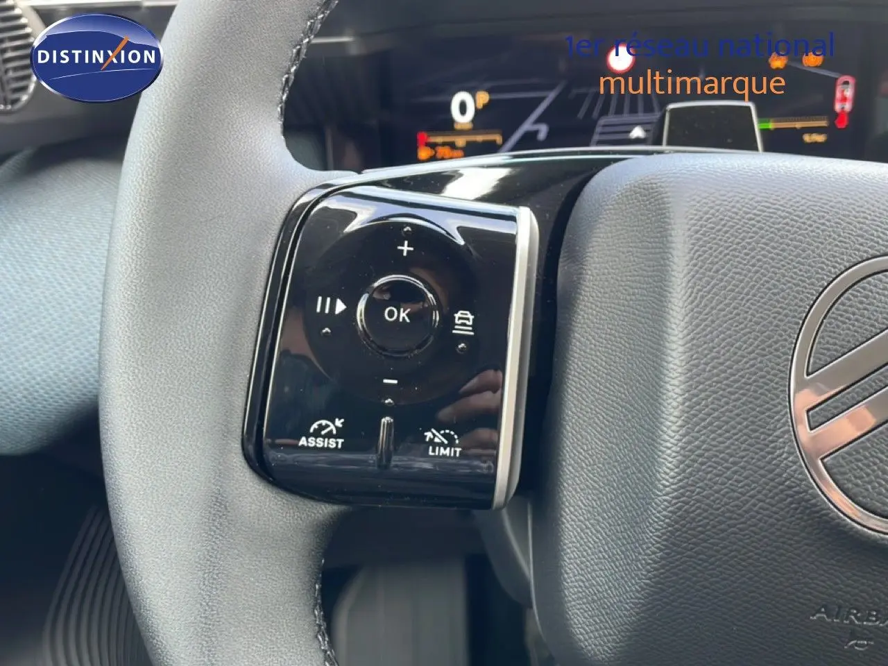 Gros plan sur le volant côté gauche du Citroën C5 Aircross Hybrid 2026, avec commandes de régulateur et limiteur.