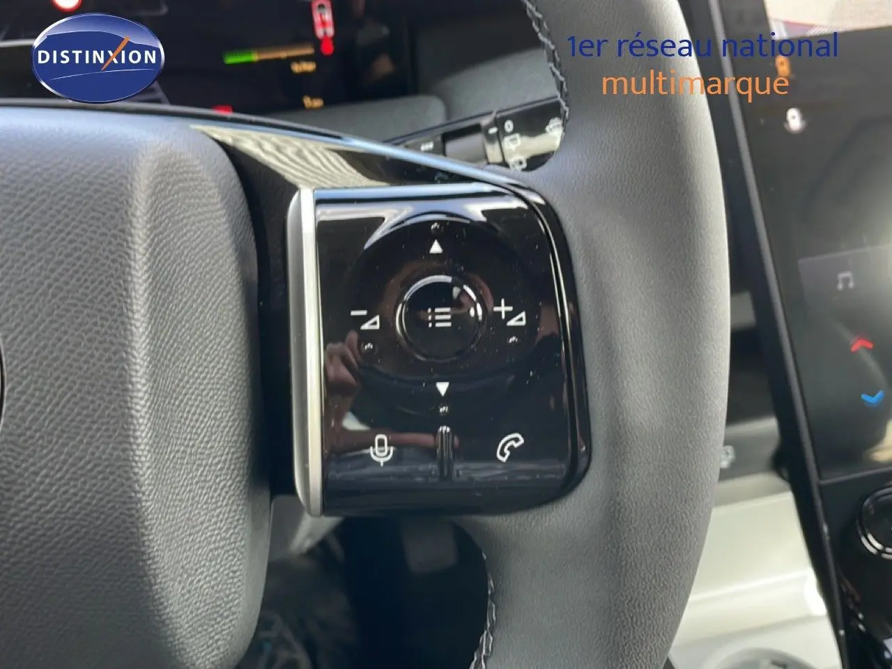 Gros plan sur les commandes au volant du Citroën C5 Aircross Hybrid 2026, avec finition cuir noir et touches brillantes.