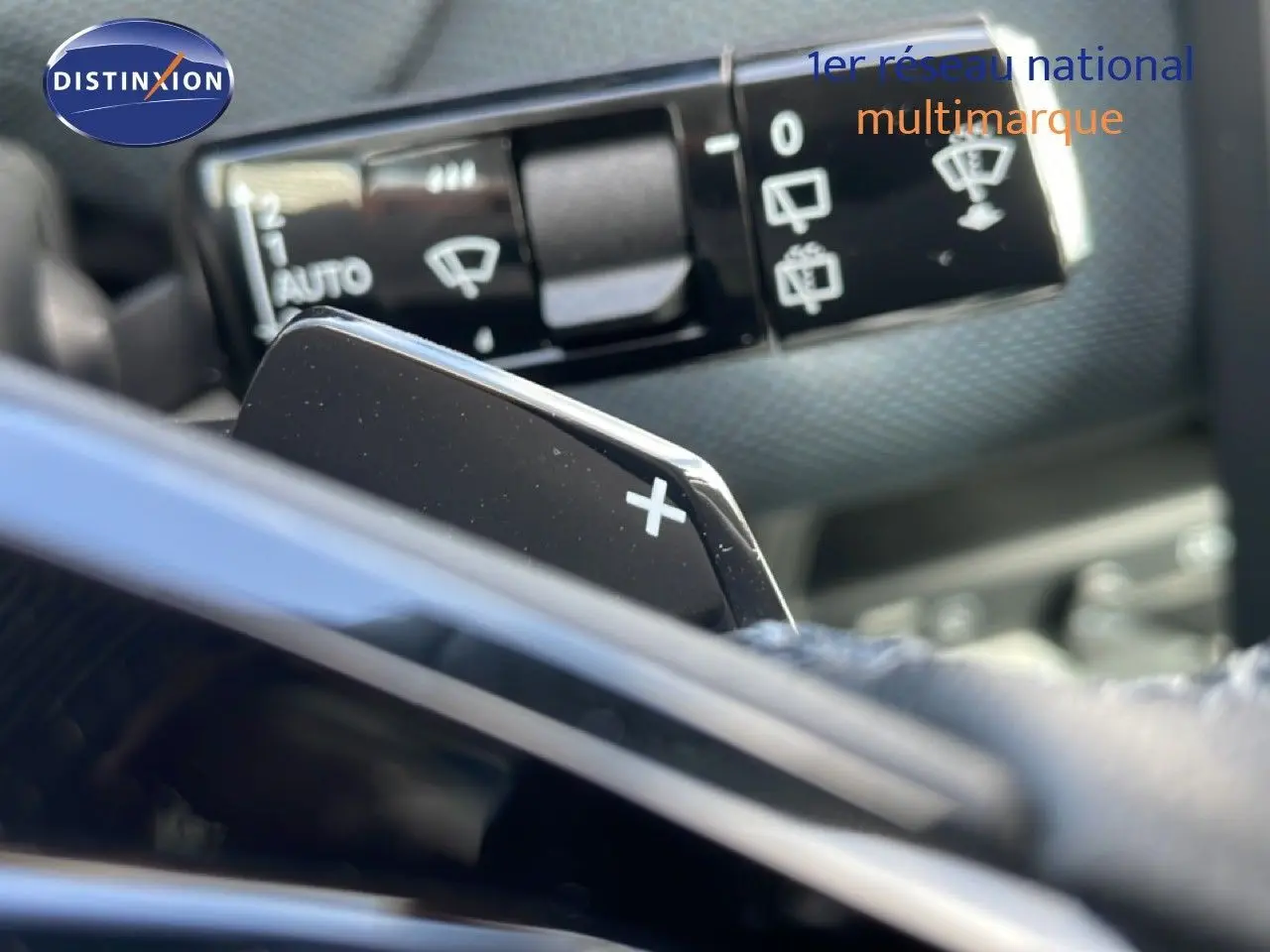 Détail de la palette de changement de vitesse "+" sur le volant d'une Citroën C5 Aircross Hybrid 2026, intérieur noir.