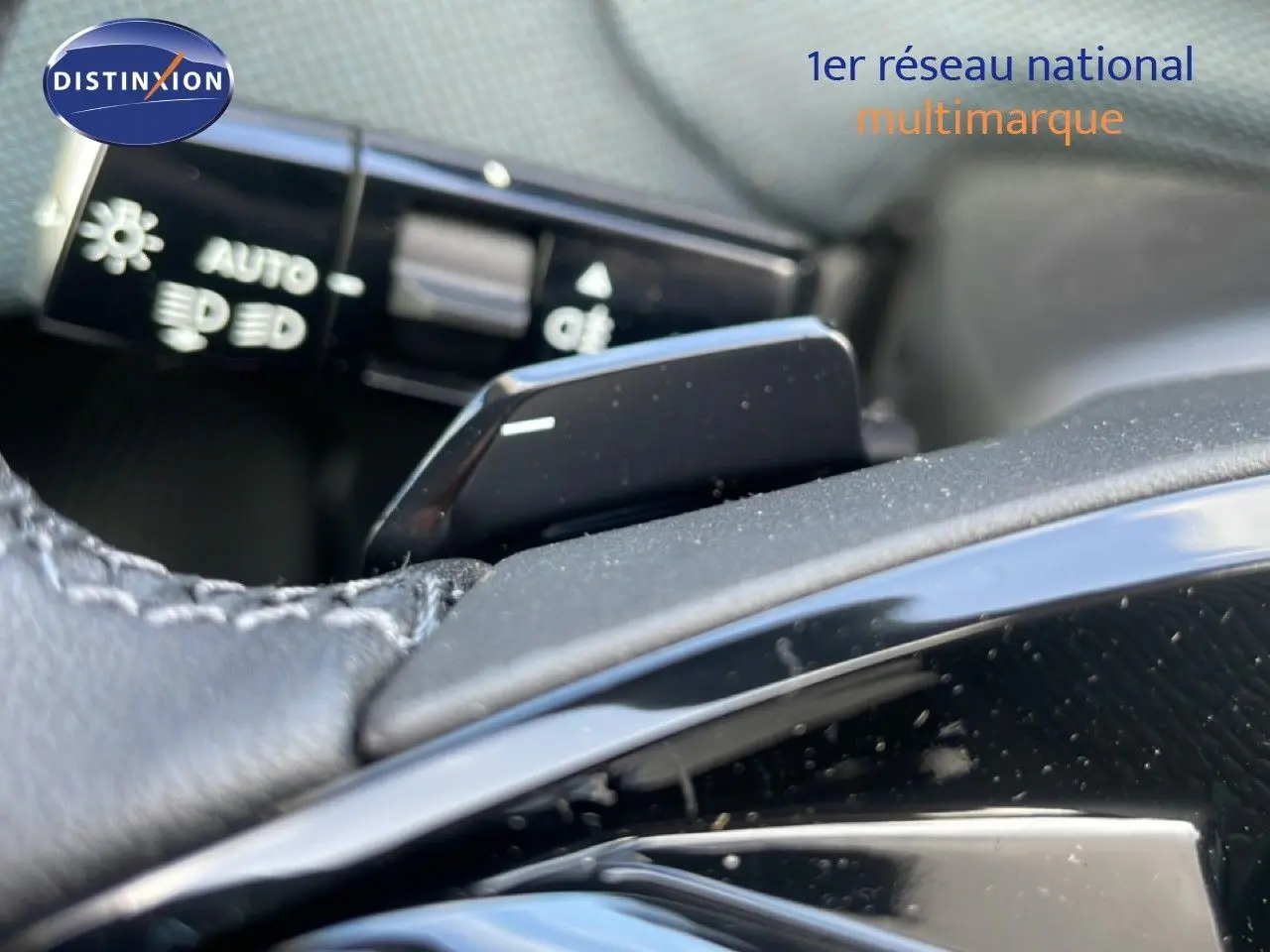 Gros plan sur la palette de changement de vitesse au volant d’une Citroën C5 Aircross Hybrid 2026, intérieur noir.