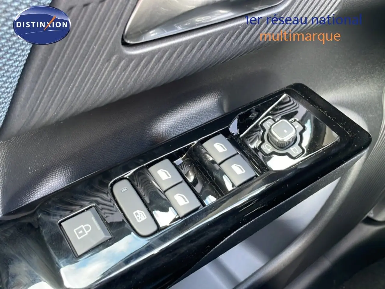 Gros plan sur la commande des vitres et rétroviseurs côté conducteur du Citroën C5 Aircross Hybrid, finition noire brillante.
