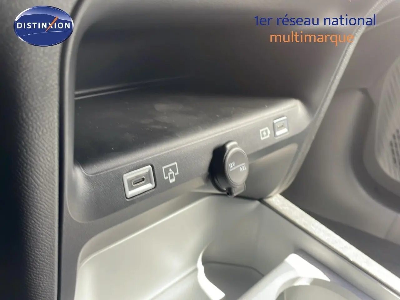 Détail de la console centrale du Citroën C5 Aircross Hybrid 2026 montrant prises USB et prise 12V, intérieur noir.