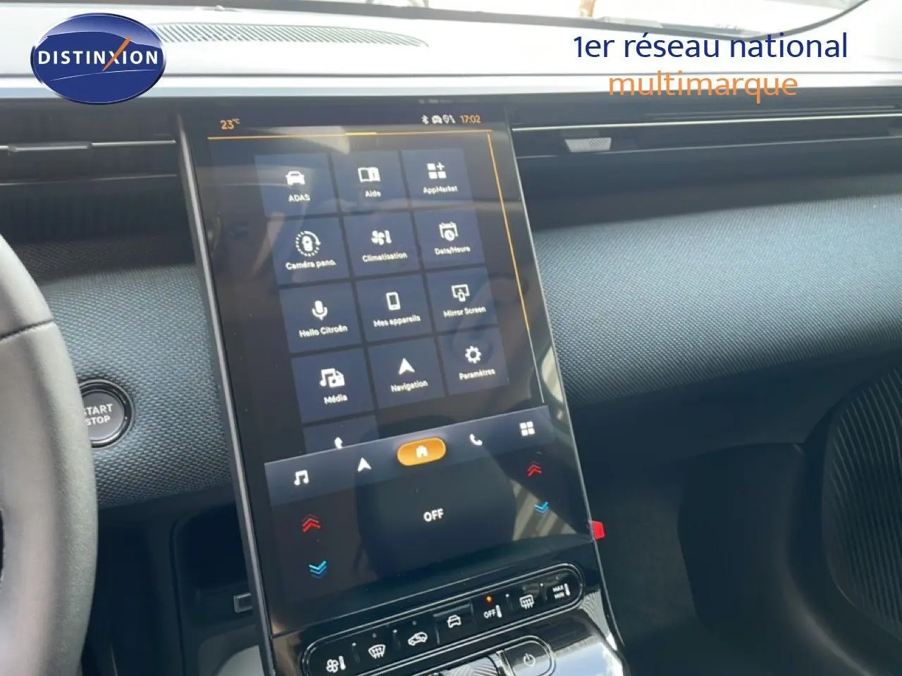 Vue intérieure centrée sur l’écran tactile vertical du tableau de bord du Citroën C5 Aircross Hybrid 2026.