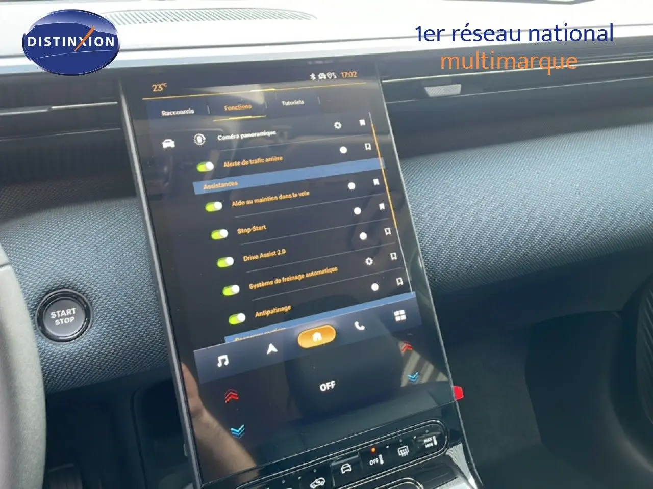 Vue rapprochée de l’écran tactile central du tableau de bord du Citroën C5 Aircross Hybrid 2026, affichant les options d’assistance.