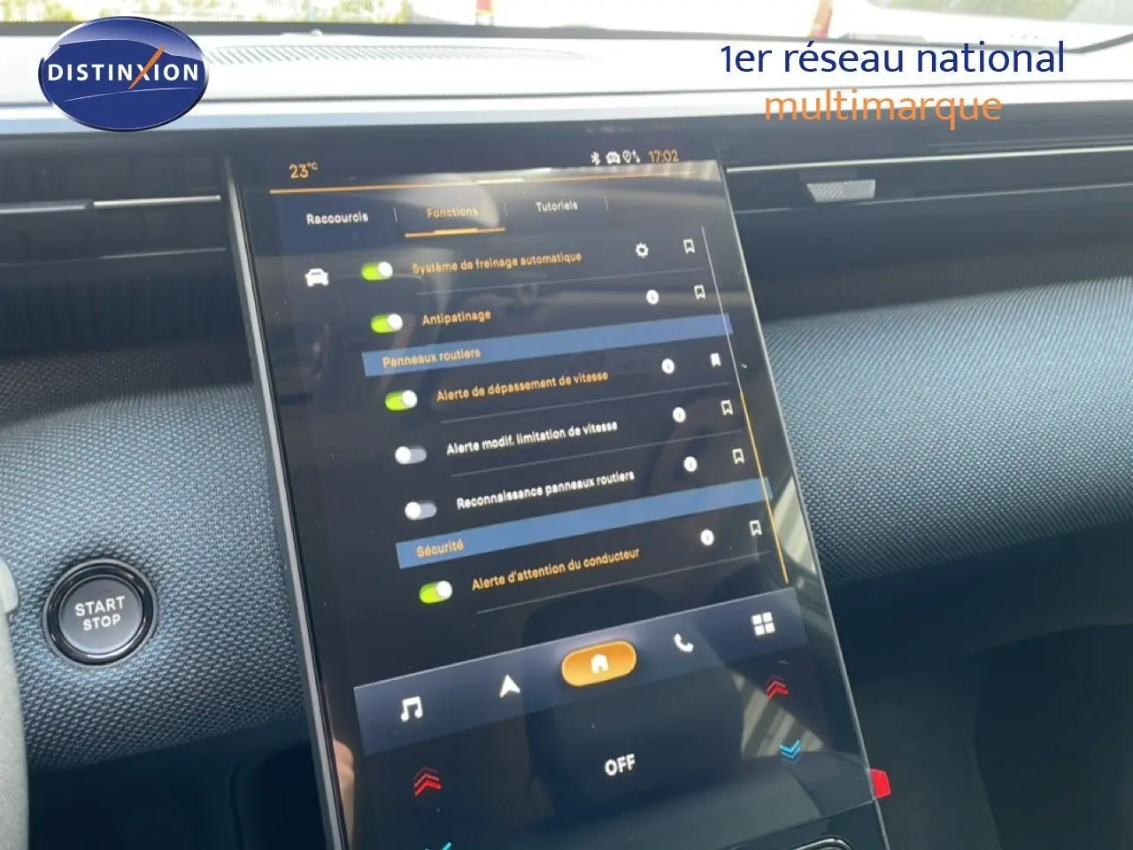 Vue rapprochée de l’écran tactile central du Citroën C5 Aircross Hybrid 2026, intérieur noir avec bouton start/stop.