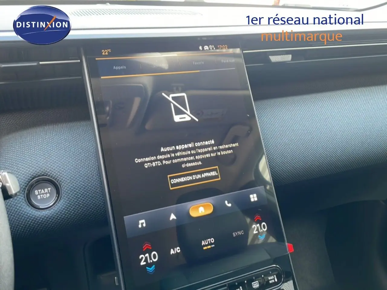 Vue intérieure centrée sur l'écran tactile vertical du tableau de bord du Citroën C5 Aircross Hybrid.