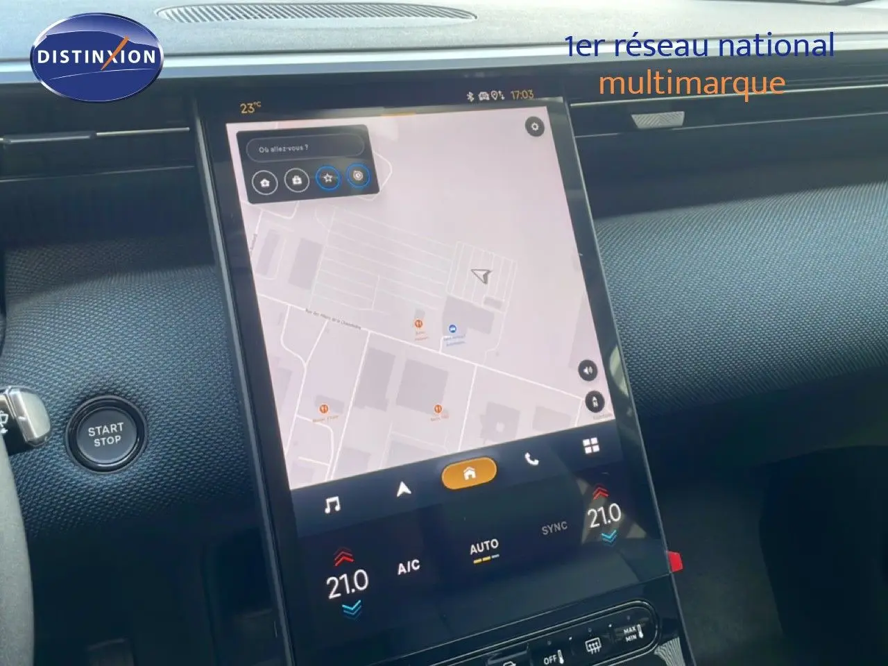 Vue rapprochée de l’écran tactile central du Citroën C5 Aircross Hybrid 2026 avec navigation et commandes climatisation.